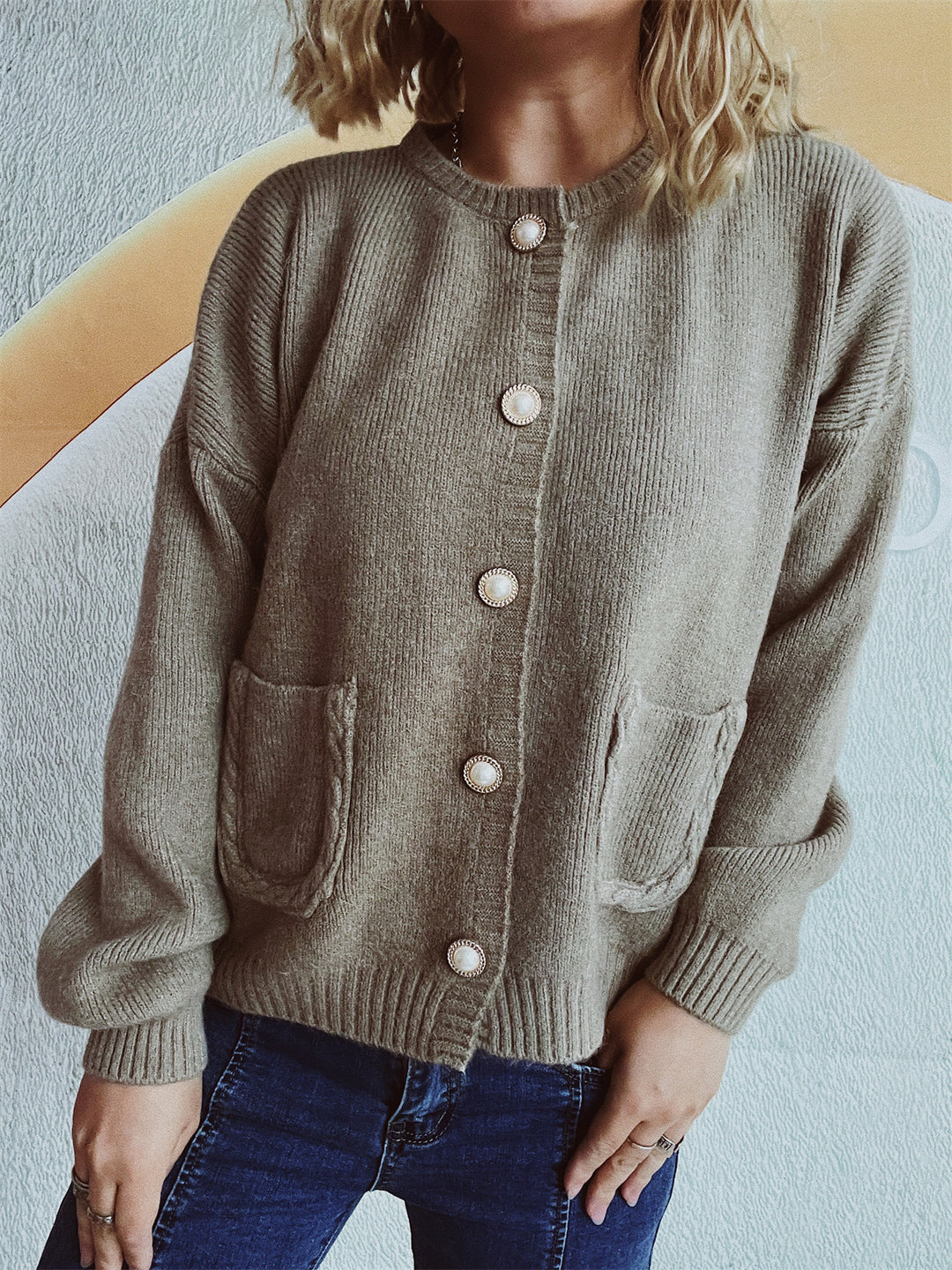 Damen Strickjacke mit dekorativen Perlenknöpfen und praktischen Taschen EB