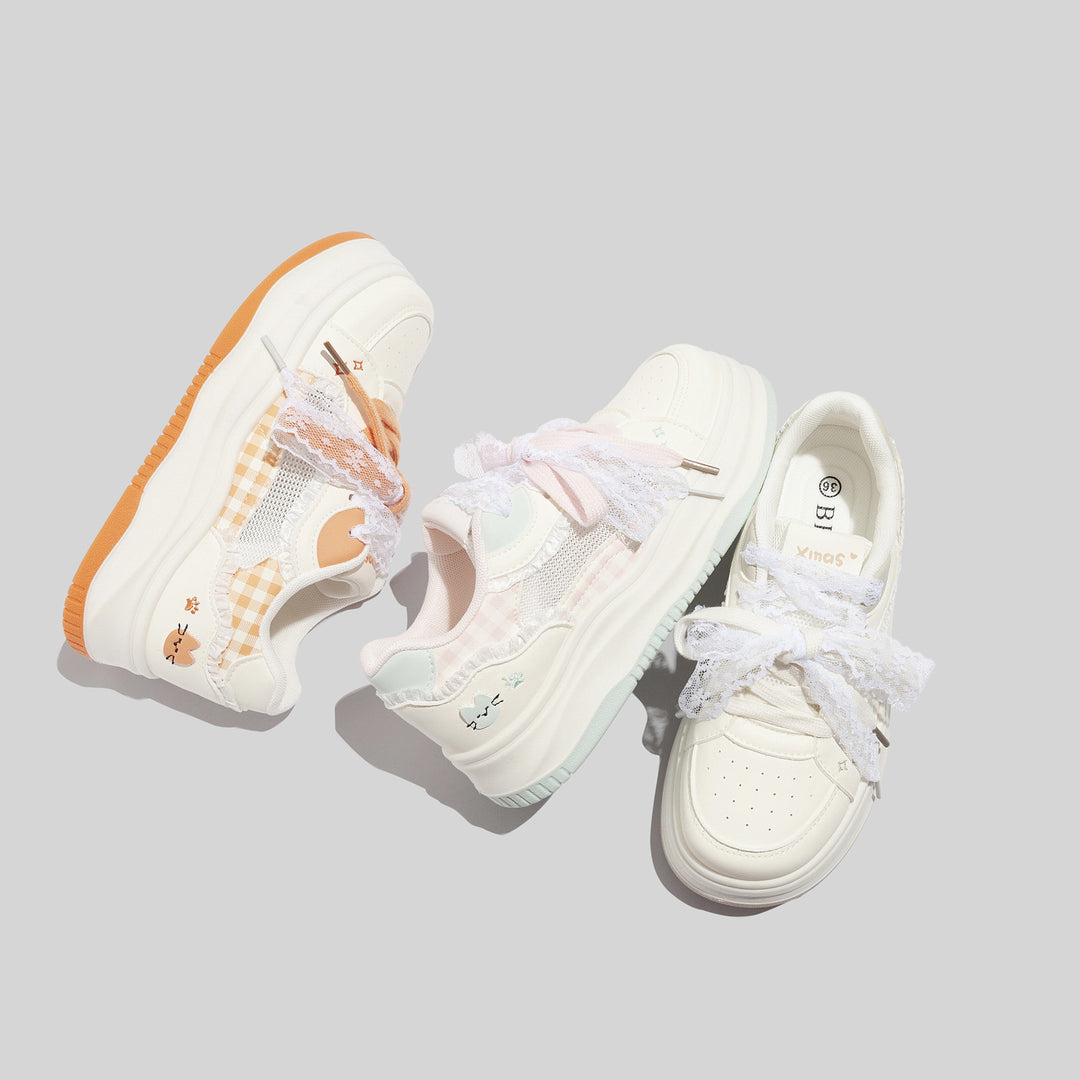 Damen Sportliche Sneakers mit verspielten Rüschen und trendigem Schnürsystem EB