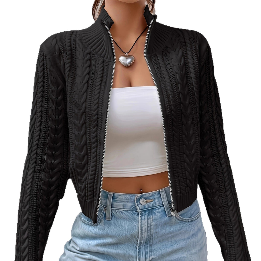 Damen Strickjacke mit elegantem Kabelstrickmuster und moderner Stehkragenoptik EB