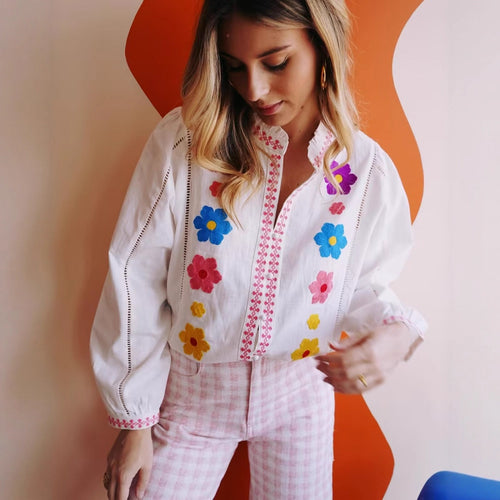 Damen Bluse mit bunten Stickereien und romantischem Rüschendesign EB