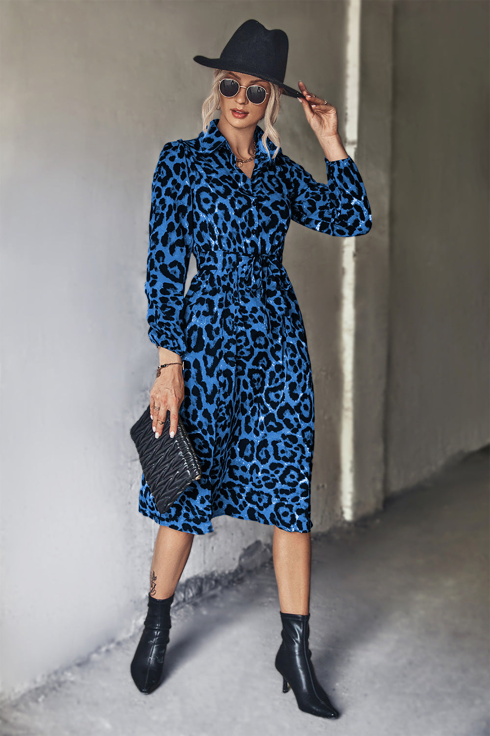Damen Midi-Kleid mit modernem Leopardenmuster und elegantem Schlitz EB