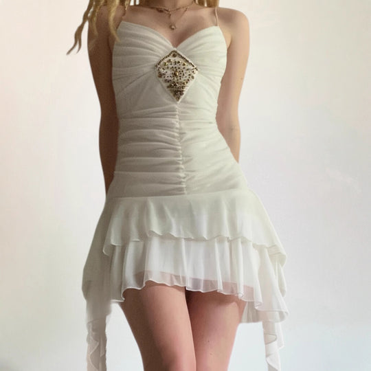 Damen Elegantes Abendkleid mit Rüschendetails und funkelndem Schmuck EB