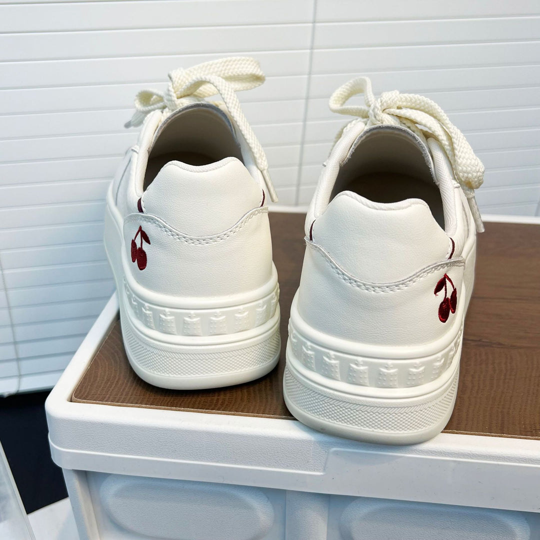 Damen Sneaker mit modischem Plateau und applikierter Kirschstickerei EB