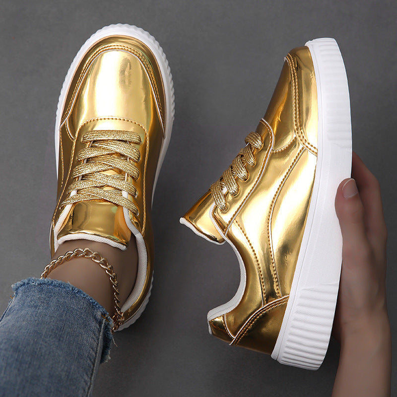 Damen nan niedrig geschnittener Sneaker mit spiegelnder Lackoberfläche, gepolstertem Schaft und erhöhter Laufsohle mit Rillenprofil EB