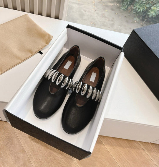 Damen Elegante und geschmackvolle Ballerinas mit modischen Metallakzenten EB