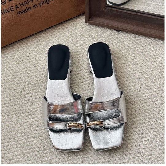 Damen Mules im modernen Metallic-Look mit verziertem Riemendesign EB
