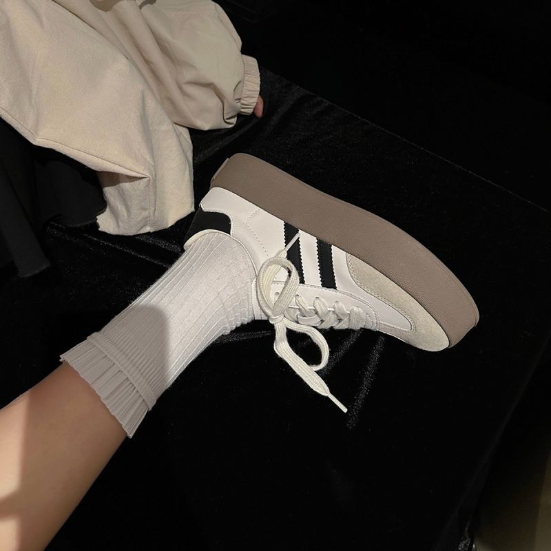Damen Modische Plateausneaker mit gepolsterter Sohle und sportlichem Design EB