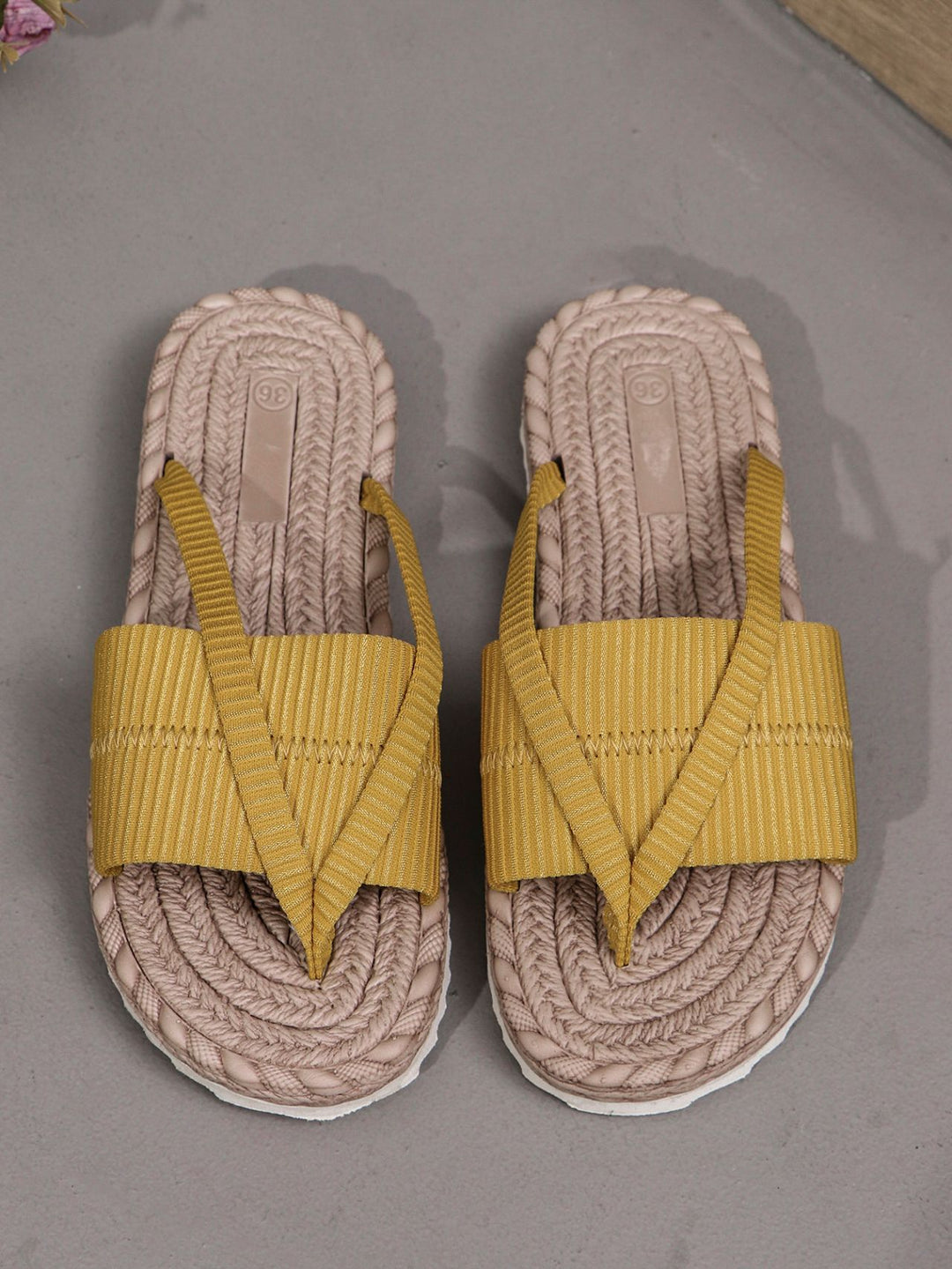 Damen Komfortable Zehentrenner-Sandalen mit geflochtenem Detail EB