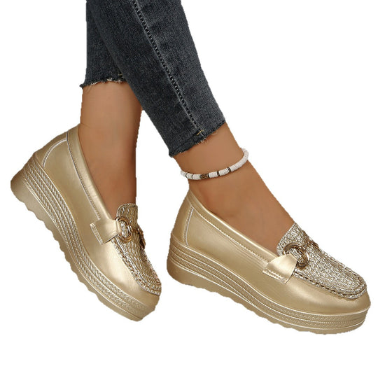 Damen Wedge Mokassins mit glänzendem Obermaterial und dekorativem Kettenakzent EB