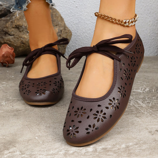 Damen Mokassins mit floralem Cut-Out-Design und verstellbaren Riemen EB
