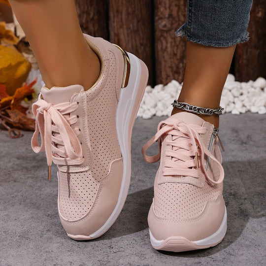 Damen Sportliche Sneakers mit perforiertem Obermaterial und glänzenden Akzenten EB