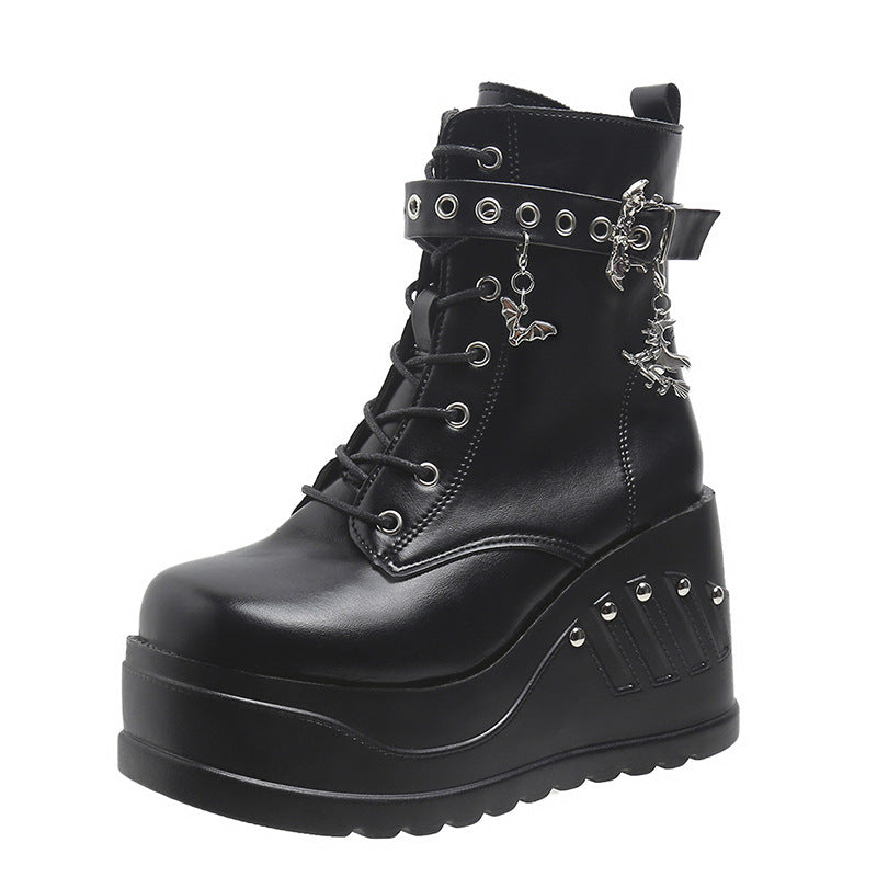 Damen nan Gothic Plateau-Stiefelette mit Schnürung, Ösenriemen und Anhänger-Details EB