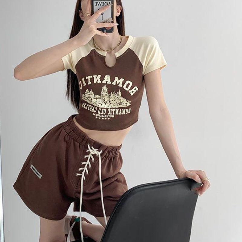Damen cropped T-Shirt mit einzigartigem Ausschnitt und fröhlichem Grafikdesign EB