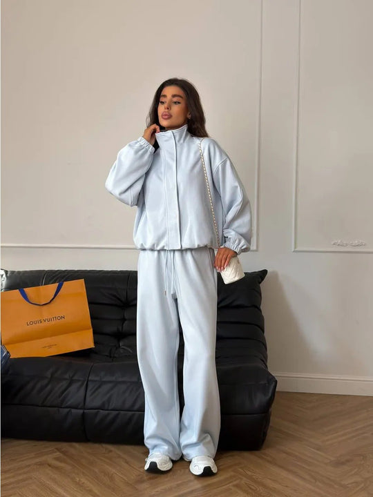 Damen gekürztes Reißverschluss-Hoodie mit Stehkragen und hochgeschnittener Kordel-Jogginghose Eichborn Berlin