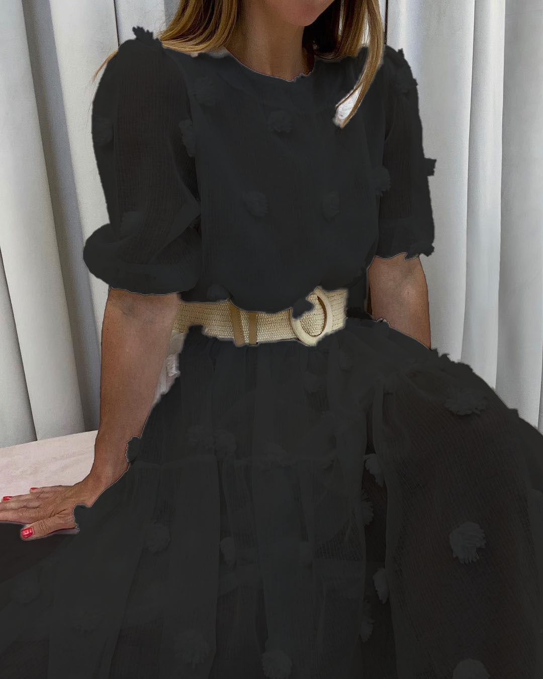 Damen Kleid mit volumetrischen Puffärmeln und dekorativen Fransen EB