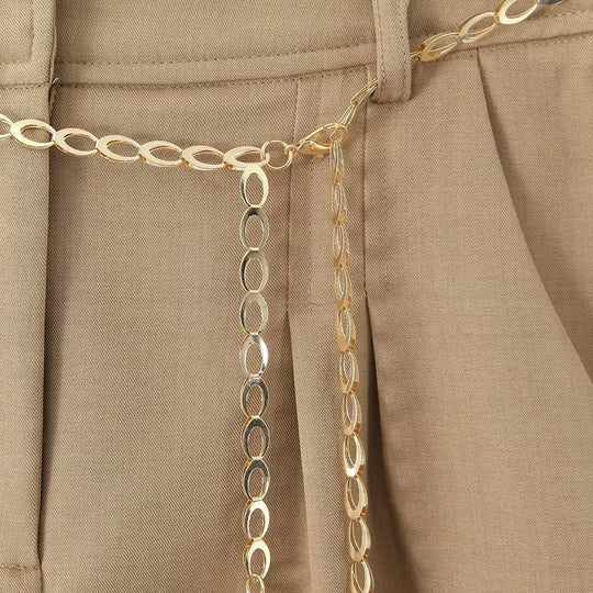 Damen elegante Shorts mit dekorativer Kette und feinen Falten EB