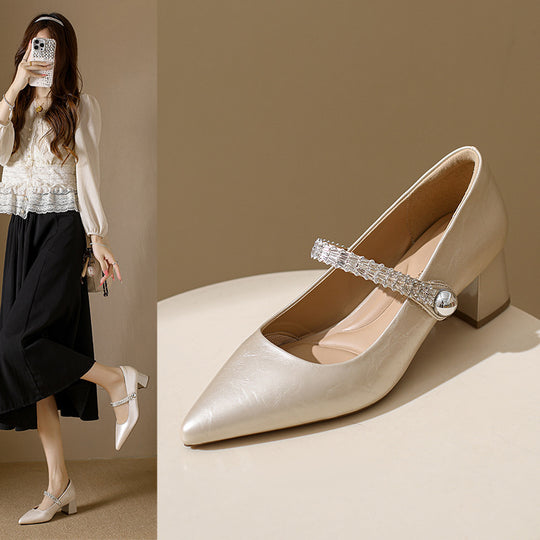 Damen spitze Pumps mit verziertem Riemchen und elegantem Blockabsatz EB