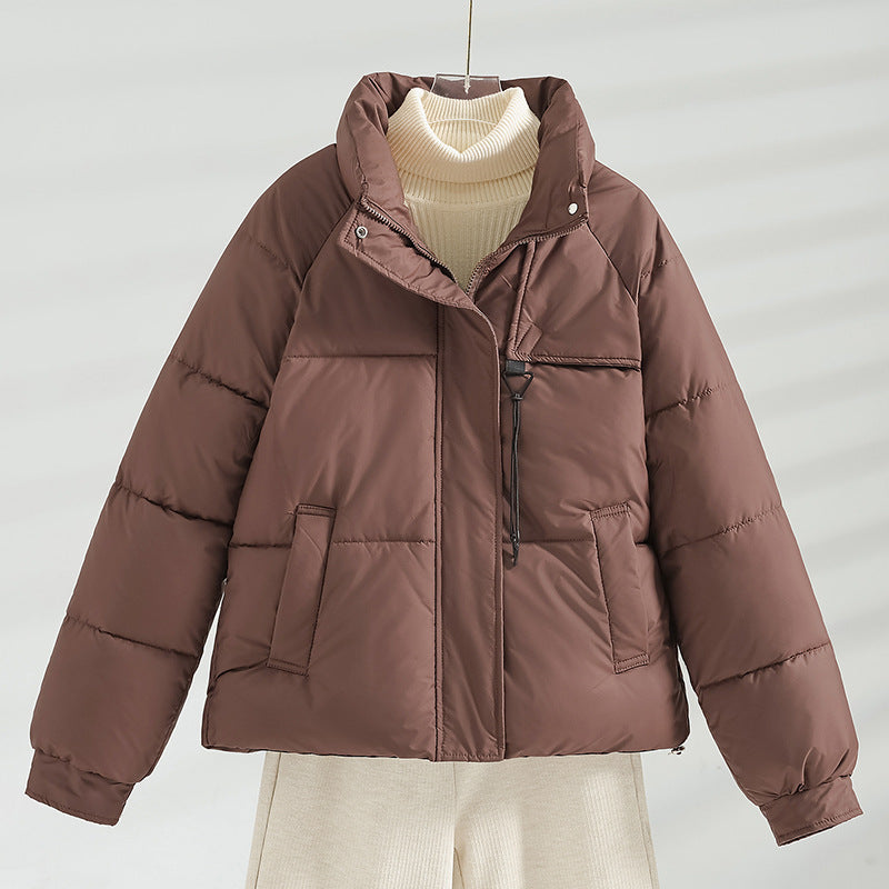 Damen nan kurze wattierte Boxy-Jacke mit hohem Stehkragen, Kordelbrustzug und schrägen Pattentaschen EB