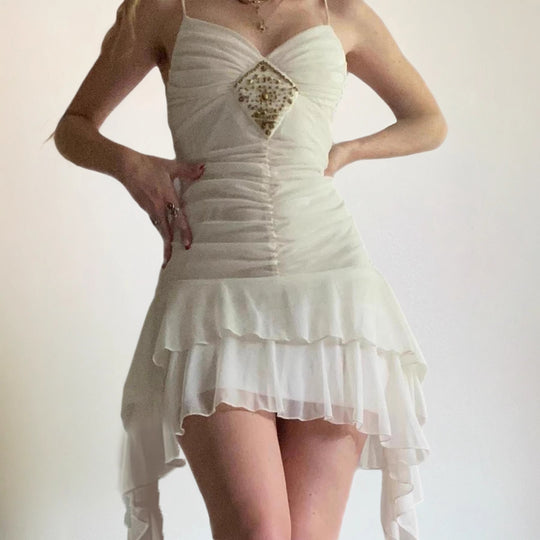 Damen Elegantes Abendkleid mit Rüschendetails und funkelndem Schmuck EB