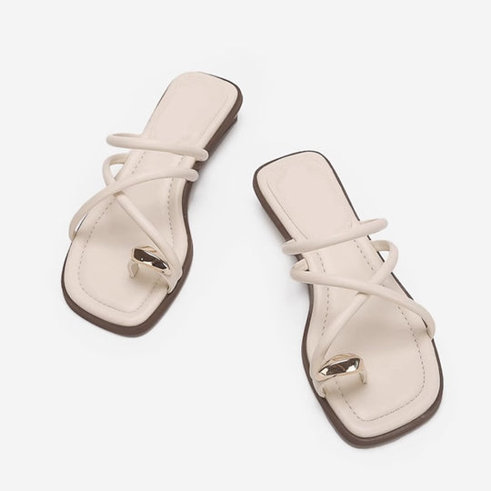 Damen elegante Zehentrenner-Sandalen mit dekorativem Riemendesign und goldfarbenem Akzent EB