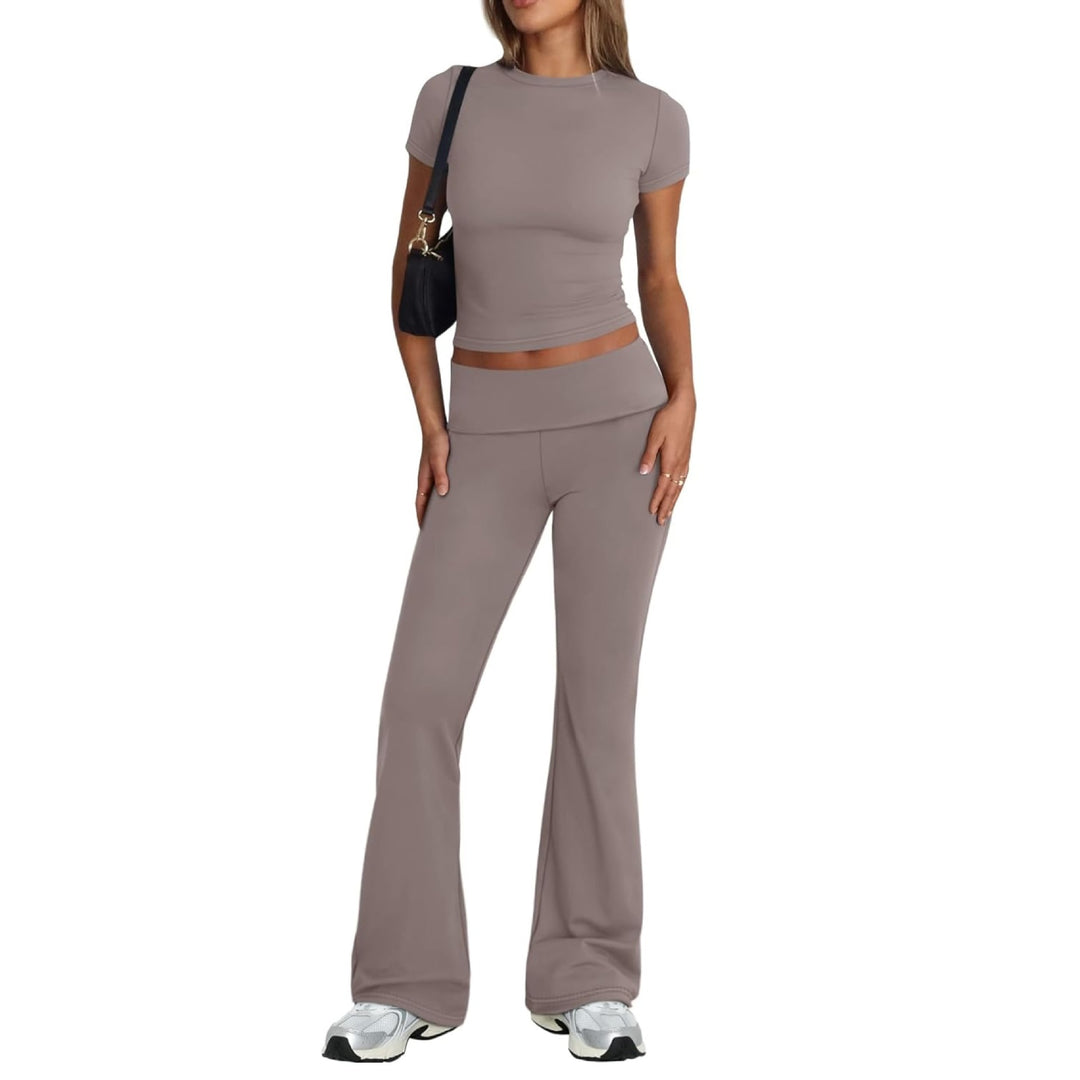 Damen Sportliches Kombination-Outfit mit körpernahem Top und ausgestellten Hosen EB