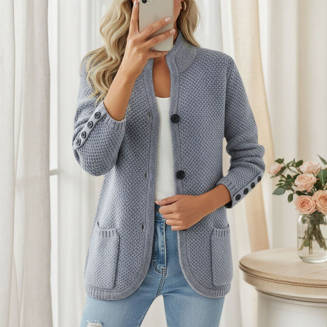 Damen nan strukturierte Oversize-Strickjacke mit dekorativer Ärmel-Knopfleiste und aufgesetzten Tasche EB