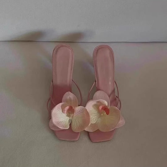 Damen Sandalen mit floralen Akzenten und elegantem Design EB