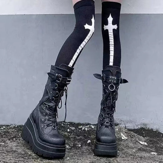 Damen nan knöchelhohe Plateau-Bikerstiefelette mit Schnürung, Zierring und Doppelriemen EB