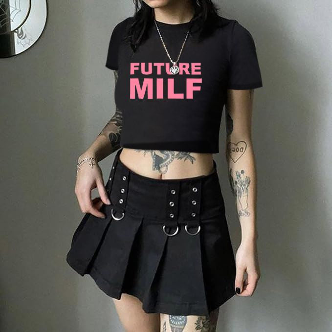Damen Crop-T-Shirt mit verspieltem Lippenmotiv und modernem Schriftzug EB