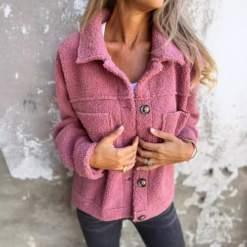 Damen nan Teddyjacke mit großem Reverskragen, durchgehender Knopfleiste und aufgesetzten Pattentaschen EB