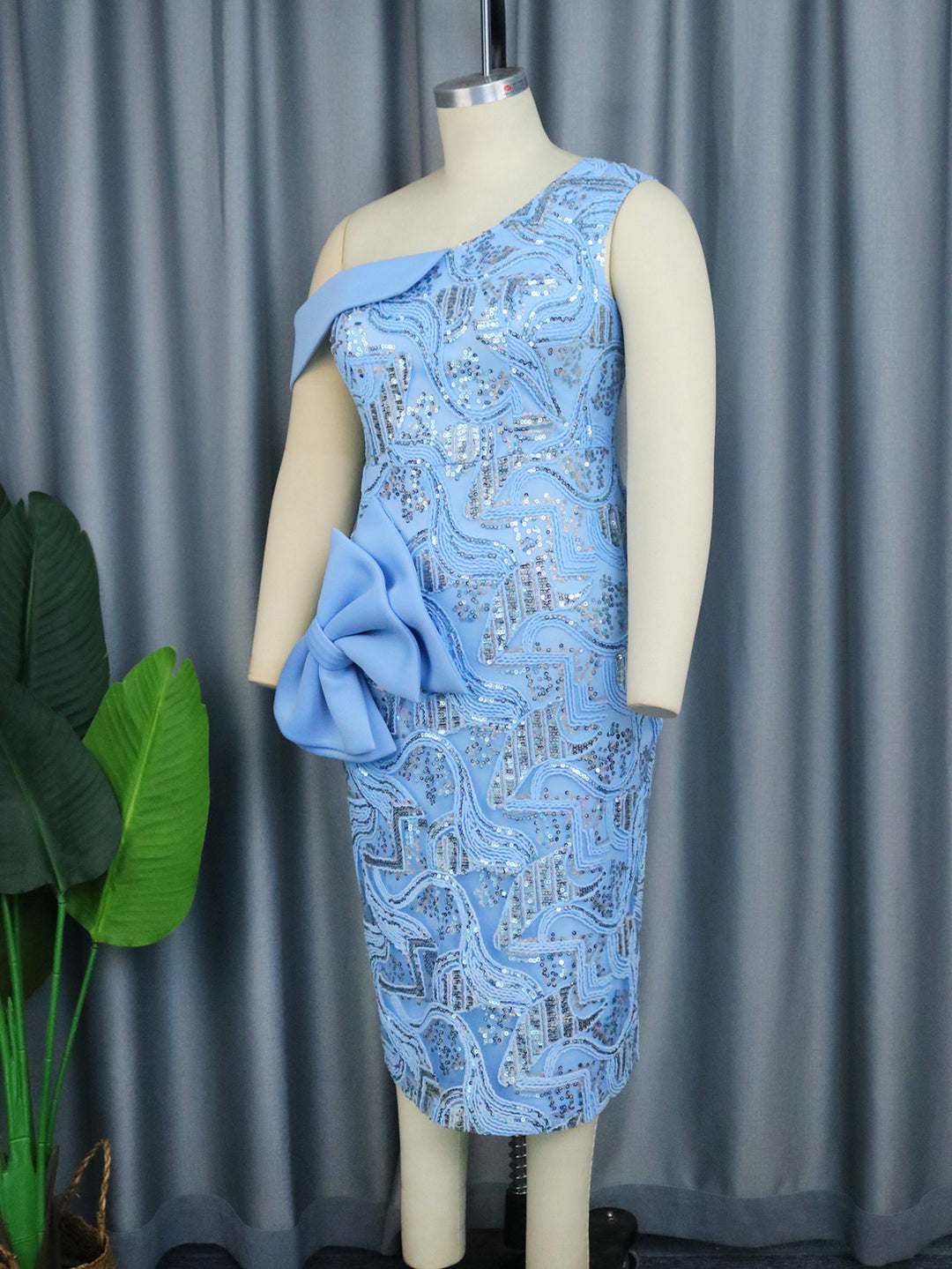 Damen Abendkleid mit asymmetrischem Schnitt und funkelnden Applikationen EB