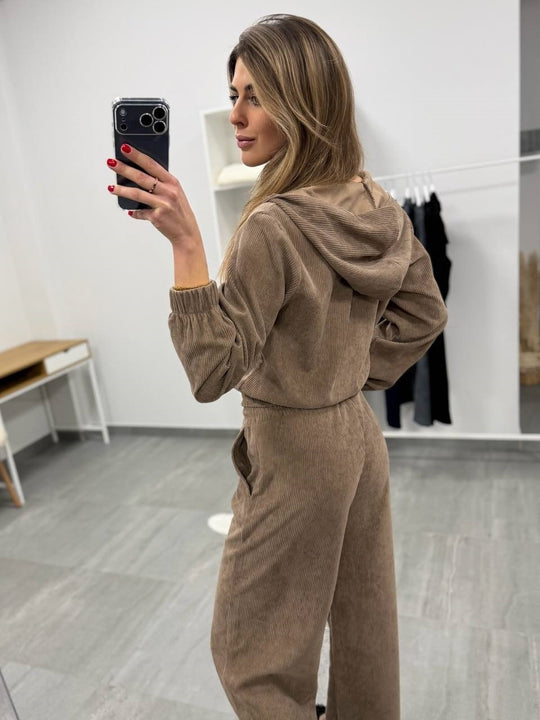 Damen weiches Cordvelours-Zweiteiler mit kurzer Kapuzenzipjacke und weiter Komforthose Eichborn Berlin