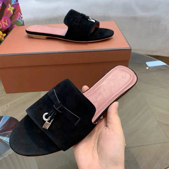 Damen Elegante Slippers aus weichem Wildleder mit dekorativem Riemendesign EB