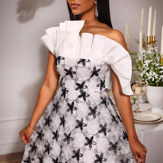 Damen Abendkleid mit asymmetrischem Oberteil und floralen Details EB