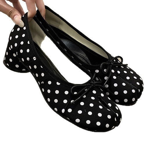 Damen Ballerinas mit einem zierlichen Schleifendesign und elegantem Blockabsatz EB