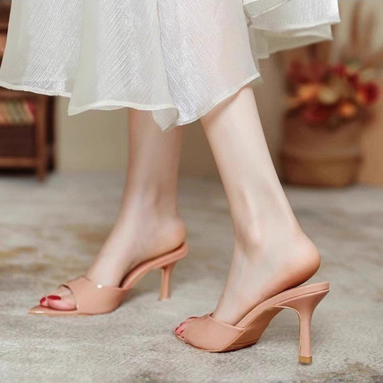 Damen Offene Mules mit glänzendem Design und elegantem Absatz EB