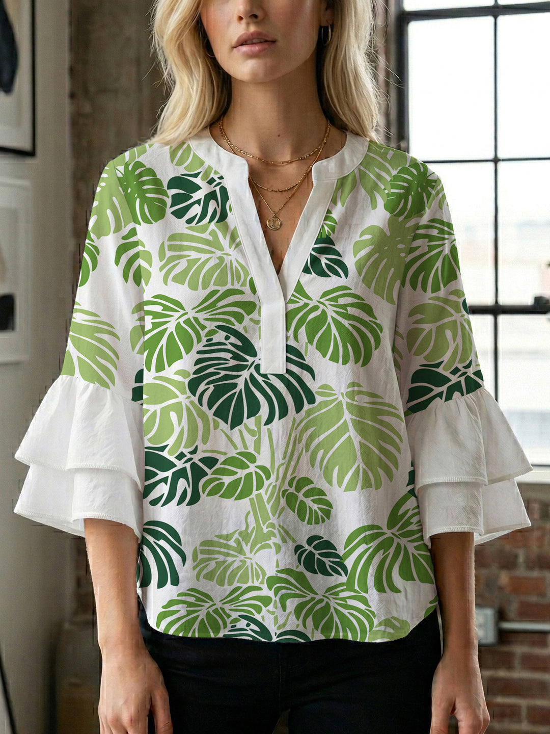 Damen Bluse mit voluminösen Flügelärmel und intensivem Blattmuster EB