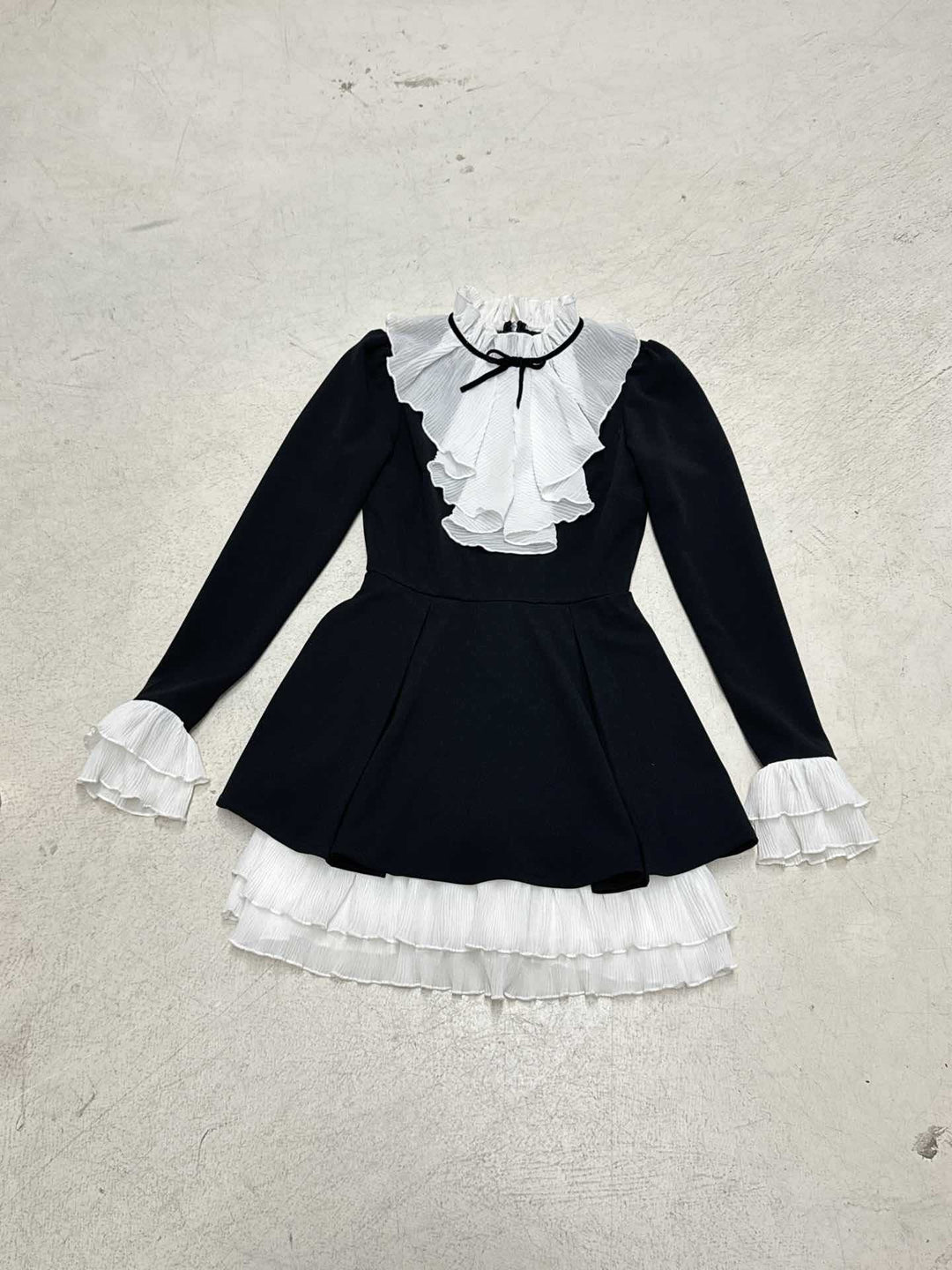 Damen nan viktorianisches Rüschenkleid mit Stehkragen, gerafftem Volant und mehrlagigem Plissee-Unterrock EB