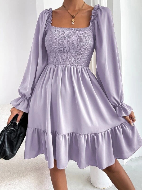 EB | Paralleles Krepp genähtes Kleid mit Rüschensaum