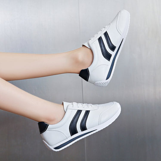 Frauen Sportliche Sneaker im Retro-Stil mit hochwertiger Lederoberfläche EB