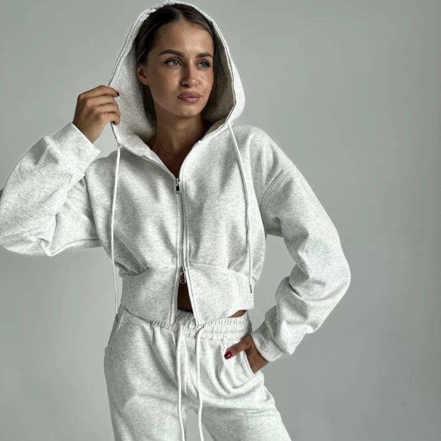 Damen gekürzte Zip-Kapuzenjacke mit formender Taillennaht und relaxed High-Waist Loungehose Eichborn Berlin