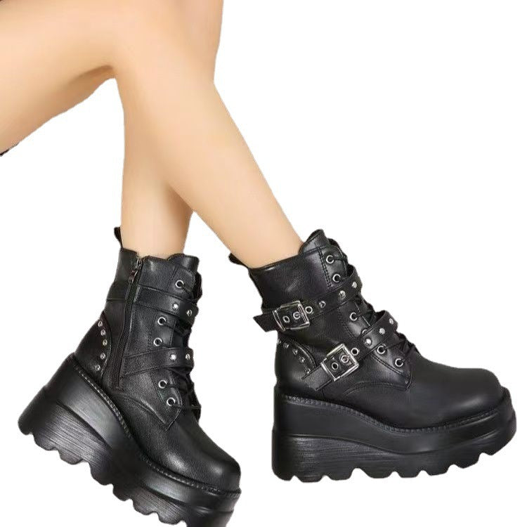 Damen Wedge-Stiefeletten mit dekorativen Schnallen und robuster Profilsohle EB