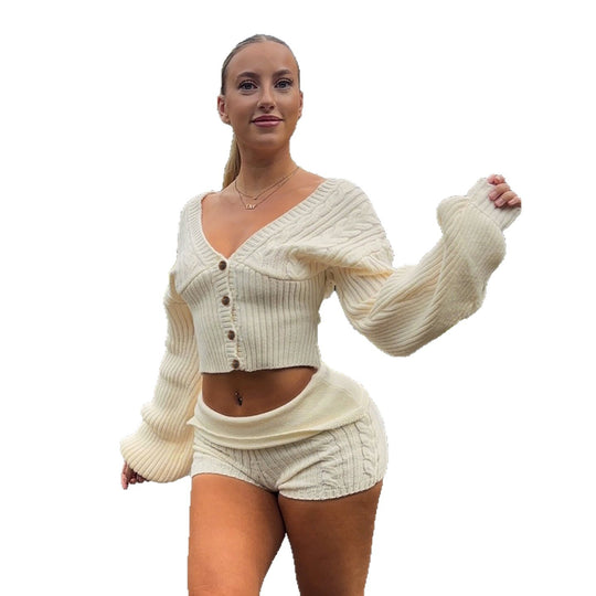 Damen nan taillierter Strickcardigan mit V-Ausschnitt, Zopfmusterärmeln und dekorativen Holzknöpfen EB