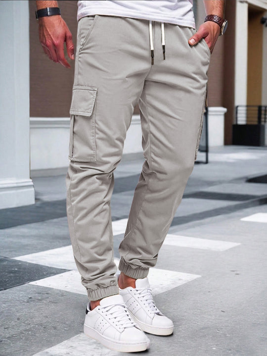 Herren nan tapered Freizeit-Cargohose mit aufgesetzten Klapptaschen, Tunnelzugbund und elastischen Beinabschlüssen EB