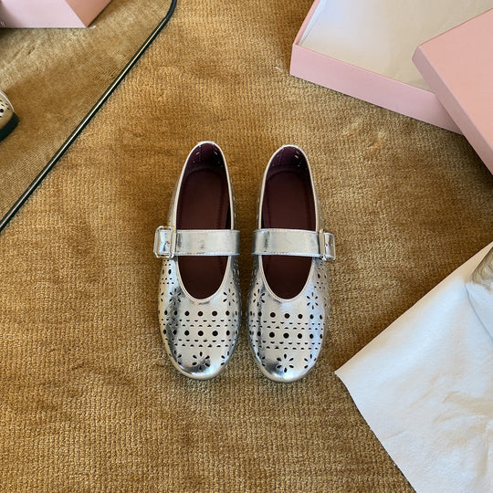 Damen Elegante und verspielte Ballerinas mit dekorativen Lochmustern und Riemchen EB