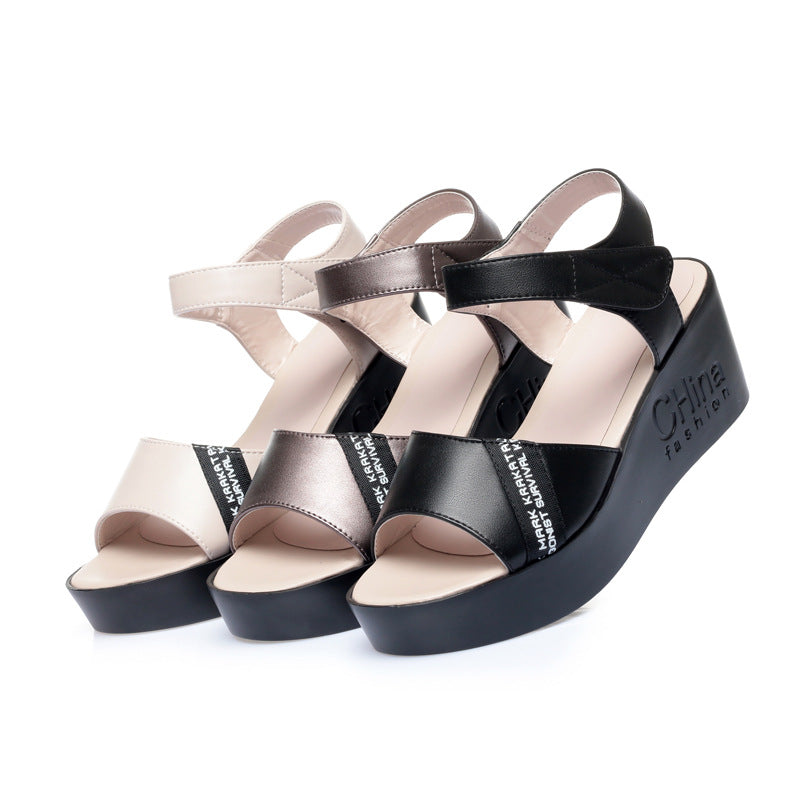Damen Wedge-Sandaletten mit elegantem Riemendesign und komfortablem Fußbett EB