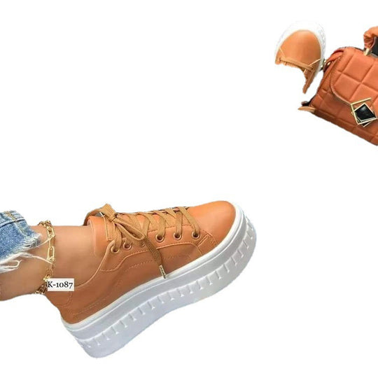 Damen Plateau-Sneaker mit schimmernder Oberfläche und auffälligen Details EB