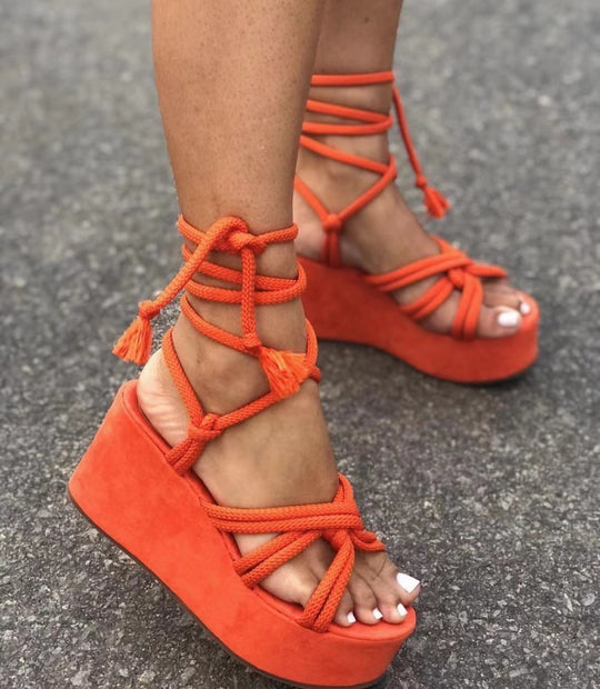 Damen Wedge-Sandalen mit verstellbarem Schnürdesign und eleganten Quasten EB