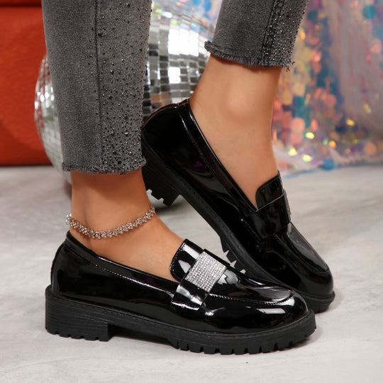 Damen Elegante Lack-Mokassins mit funkelndem Schmuckdetail EB