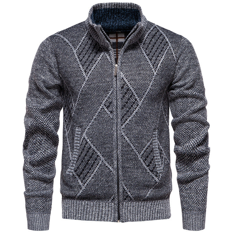 Herren Strickjacke mit modernem Zopfmuster und hohem Kragen EB